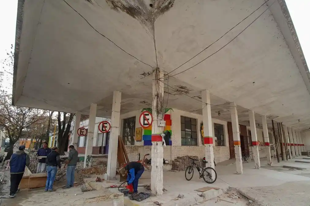 pemstrongEn la vieja terminal, el municipio anunció la construcción de un Centro Cívico Cultural/strong/em/p