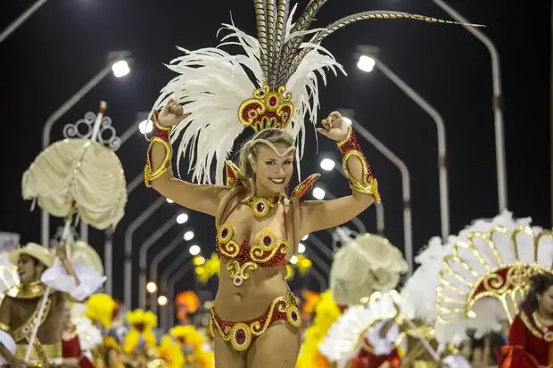 Después del fin de semana de record, octava noche de carnaval
