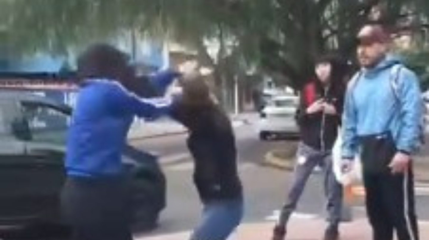 Brutal pelea entre dos alumnas.