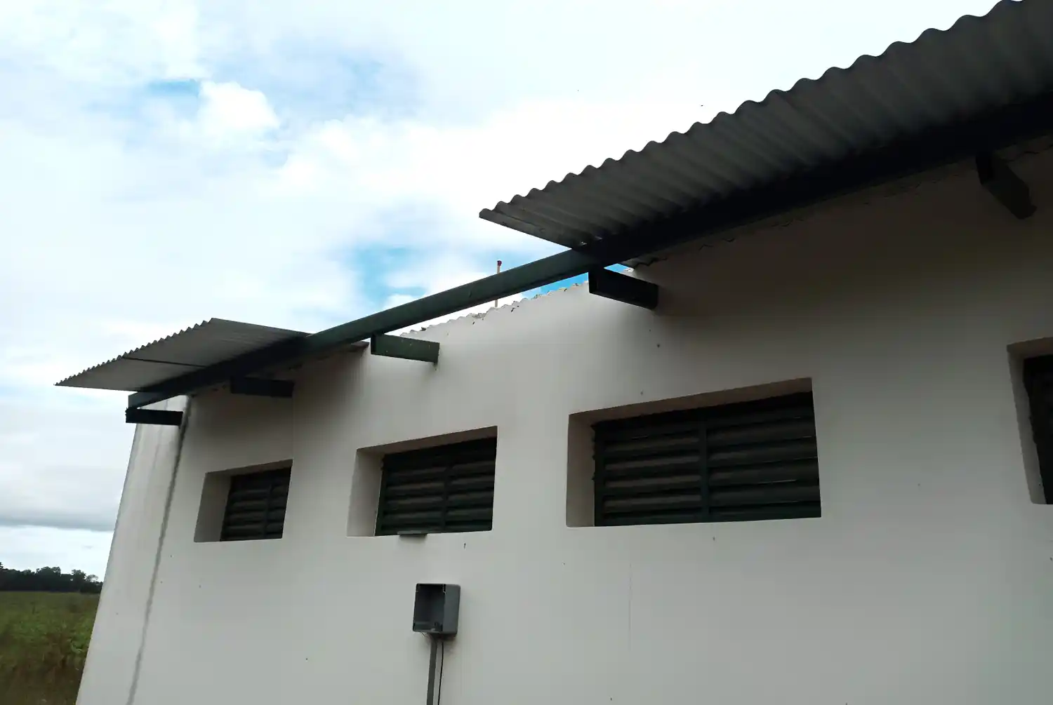 Este lunes, el edificio amaneció sin otra chapa.