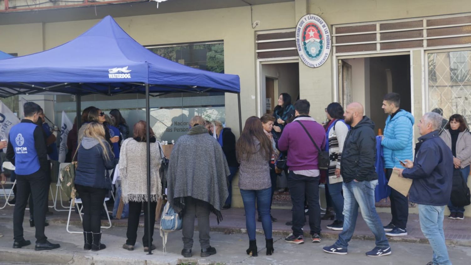 Personal del Registro Civil realiza una retención de servicios
