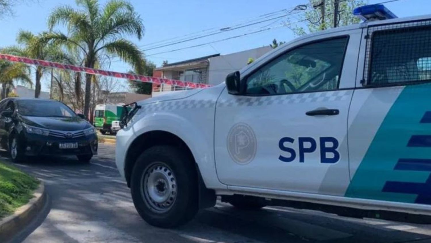 Insólito escape en Lezama: Detenido pidió parar en una estación de servicio para ir al baño y se dio a la fuga esposado