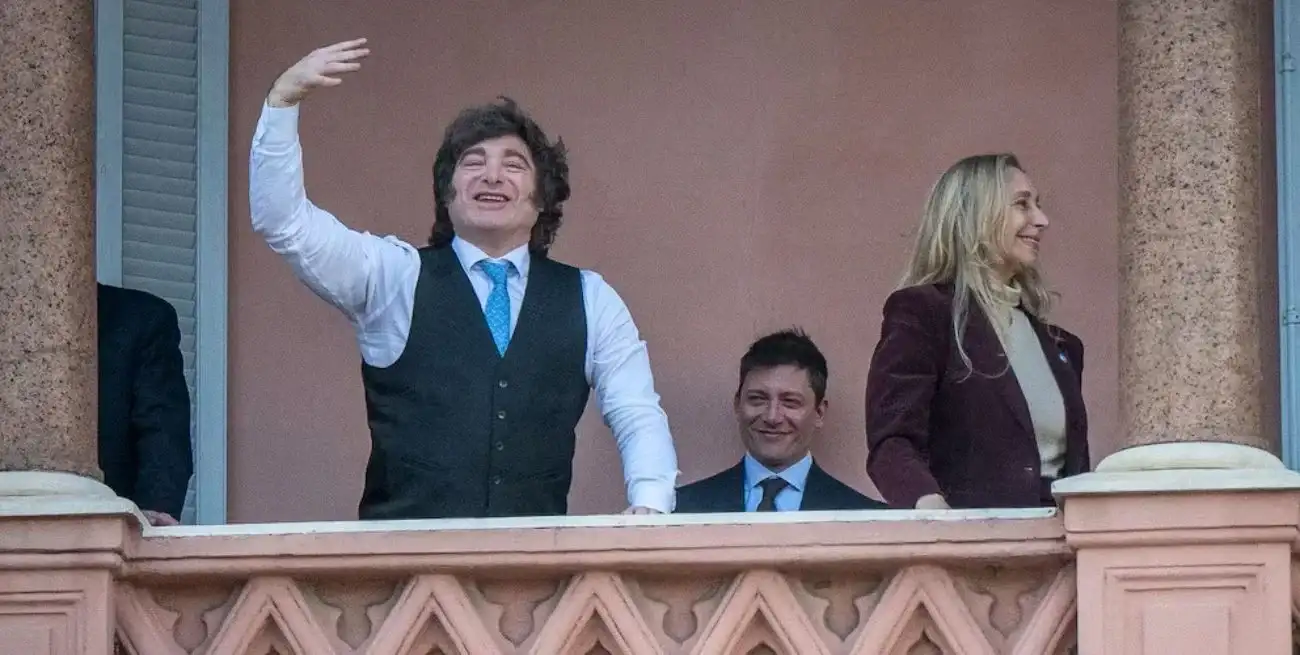 En el balcón de Casa Rosada, el Presidente, Santiago Caputo y Karina Milei.