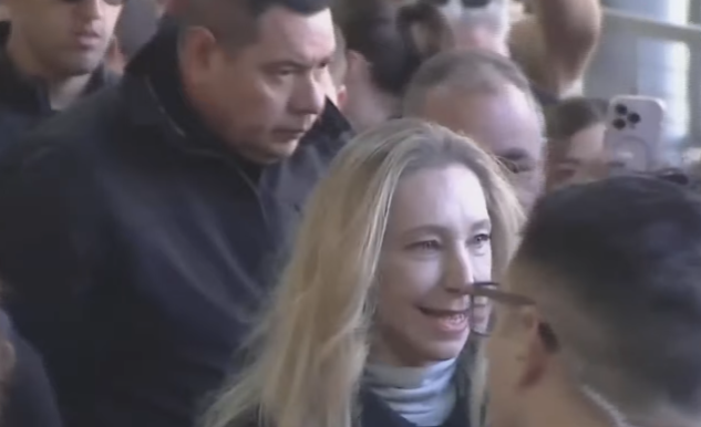 Karina Milei votó en Vicente López con una nutrida custodia: Se sacó selfies pero no brindó declaraciones
