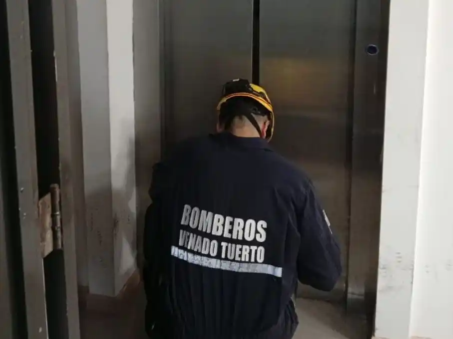 Control y contención de bomberos a la espera del técnico especializado.