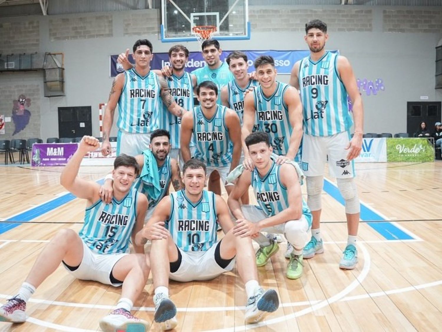 Con protagonismo de Yarza, Racing da pelea en lo alto