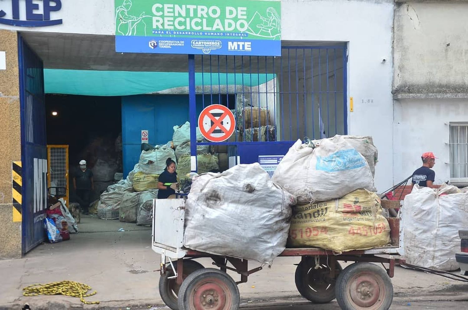 Ante la intensa demanda, los cartoneros coparon la capacidad de su galpón y necesitan un nuevo espacio