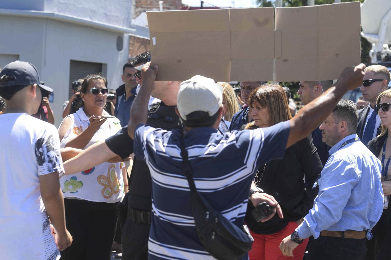 Bullrich asistió al velatorio de Umma mientras vecinos reclamaban justicia.