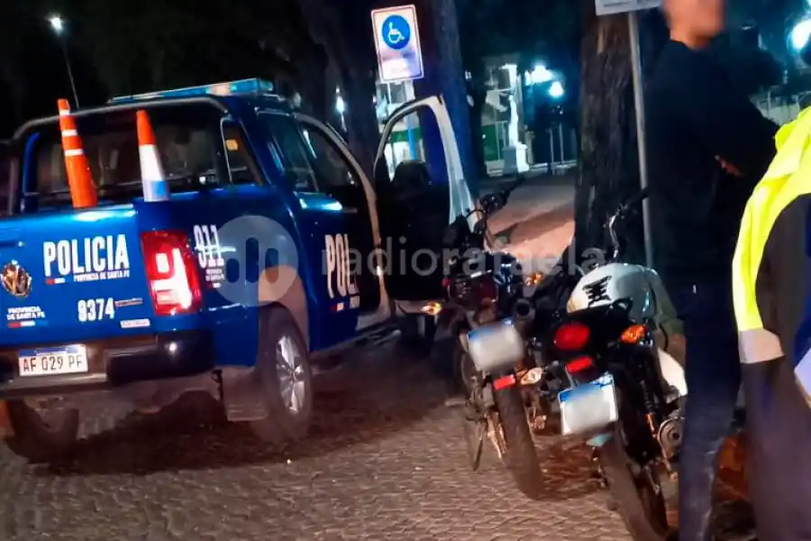 Se cayó con la motocicleta durante la madrugada: un detalle lo delató