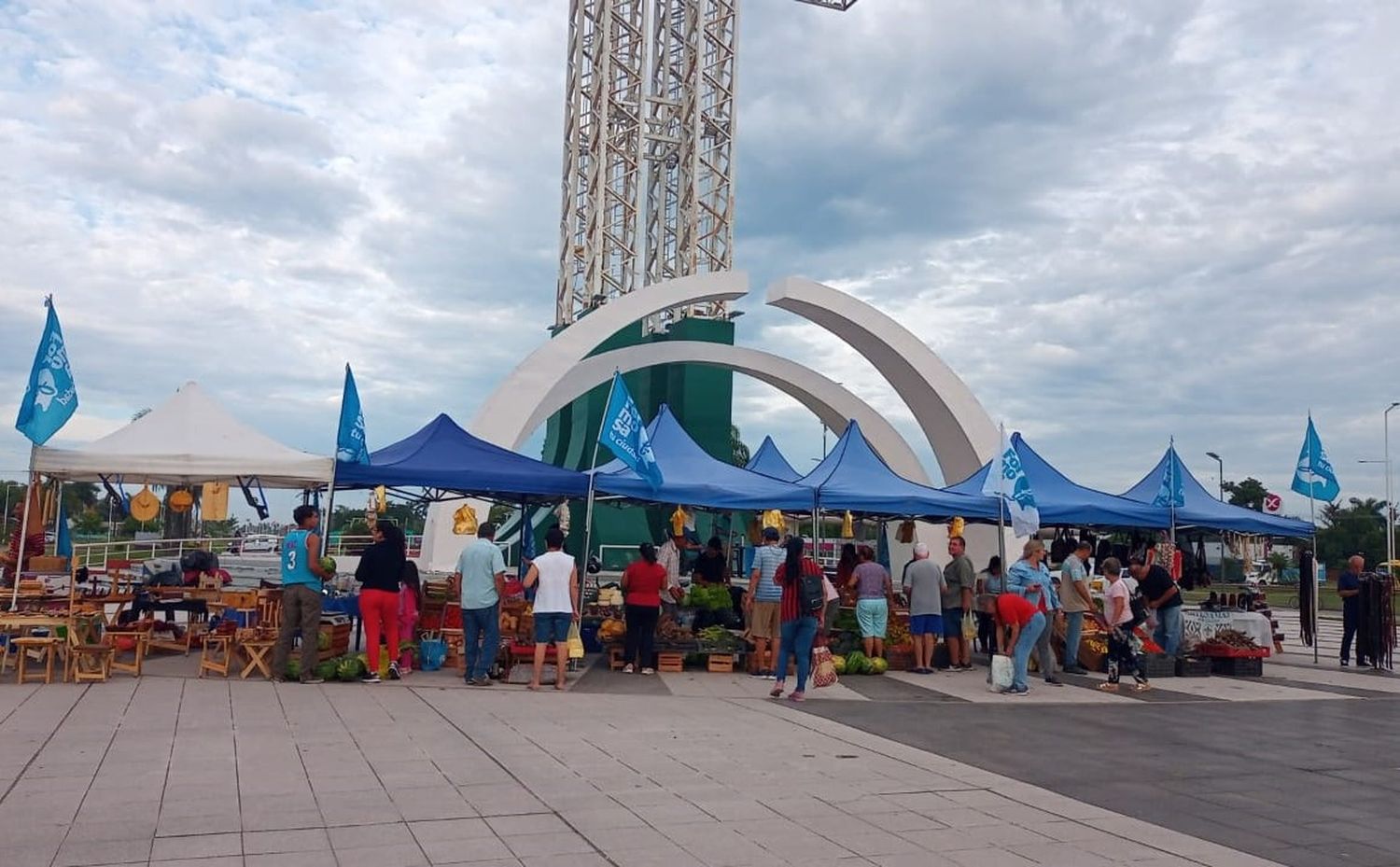 Exitosa jornada del “Mercado en tu ciudad” en la rotonda de La Cruz