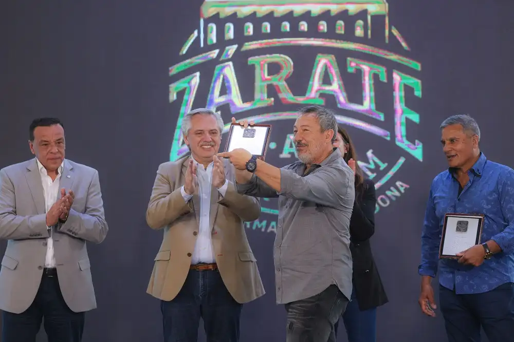 Alberto Fernández junto al intendente de Zárate homenajeó a exfutbolistas integrantes de la selección argentina.
