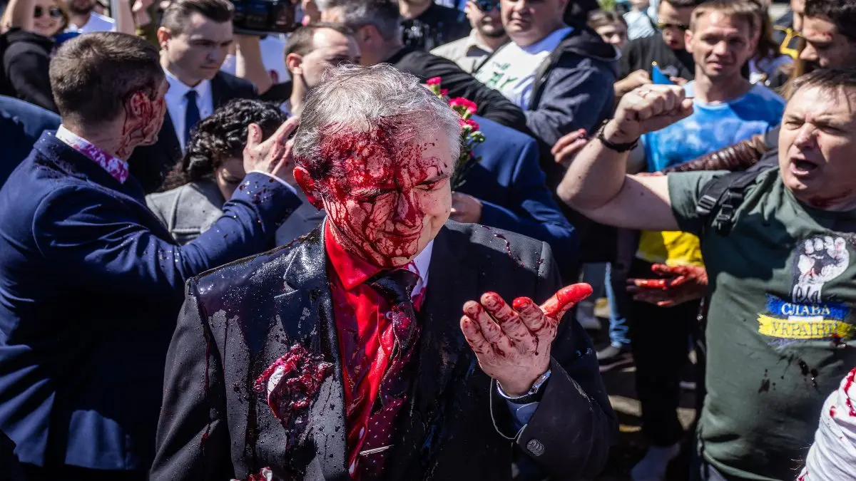 “AL GRITO DE ASESINO”: Embajador de Rusia en Polonia atacado con pintura roja por miles de ucranianos refugiados (+ Video)