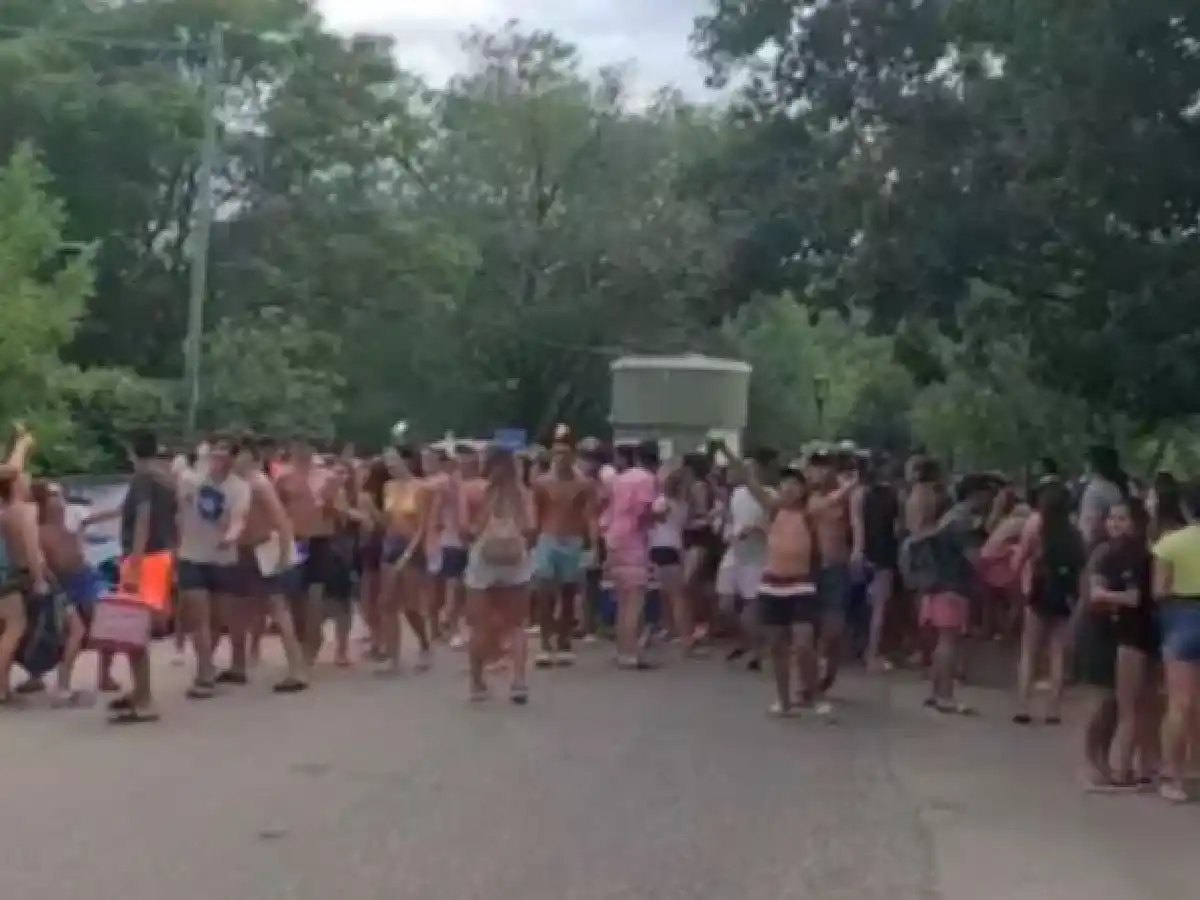 Otra vez, colapsó el balneario de Santa Rosa: la Policía tuvo que dispersar a cientos de jóvenes