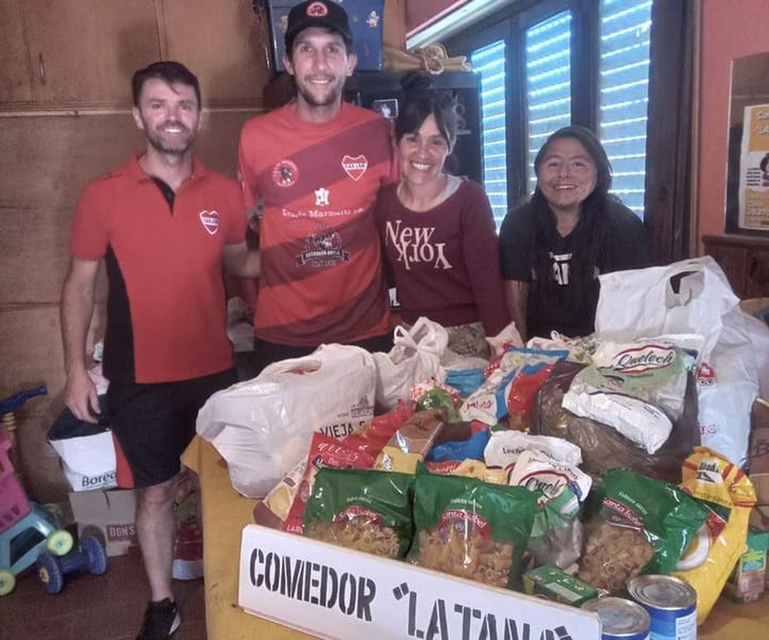 Donación. Los jugadores entregaron alimentos