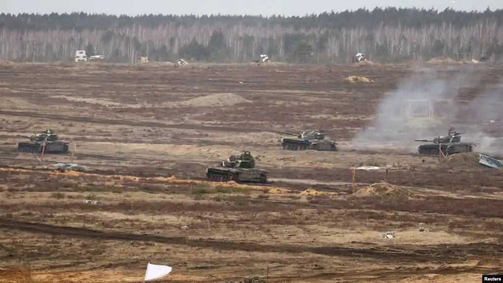 Rusia extiende ejercicios militares en Bielorrusia en medio de bombardeos en el este de Ucrania