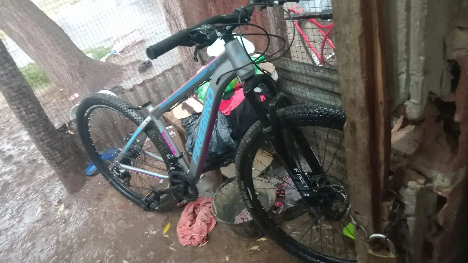 La bicicleta, recientemente comprada, que le falta el asiento de la bicicleta.