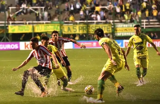 Defensa y Justicia-Estudiantes,  interrumpido por la tormenta