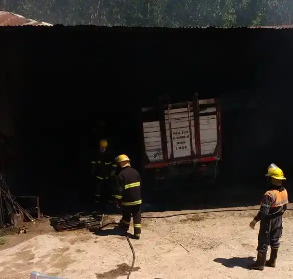 Importantes pérdidas en una granja por el incendio de un camión cargado con huevos