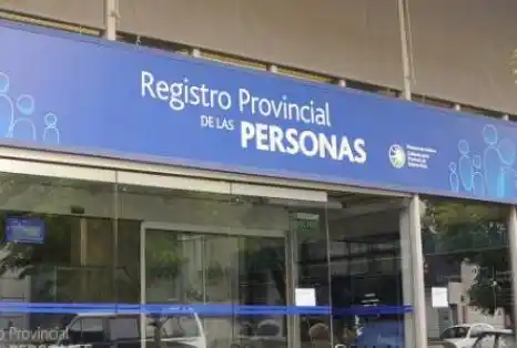 Inscribieron a un bebé con el apellido de la madre en primer lugar