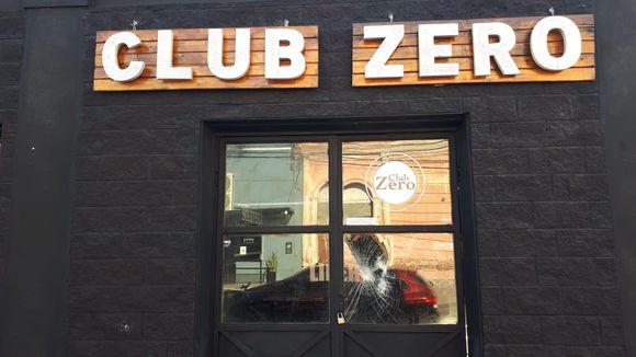 Aprehendieron a un joven de 21 años por dañar el vidrio de un boliche céntrico
