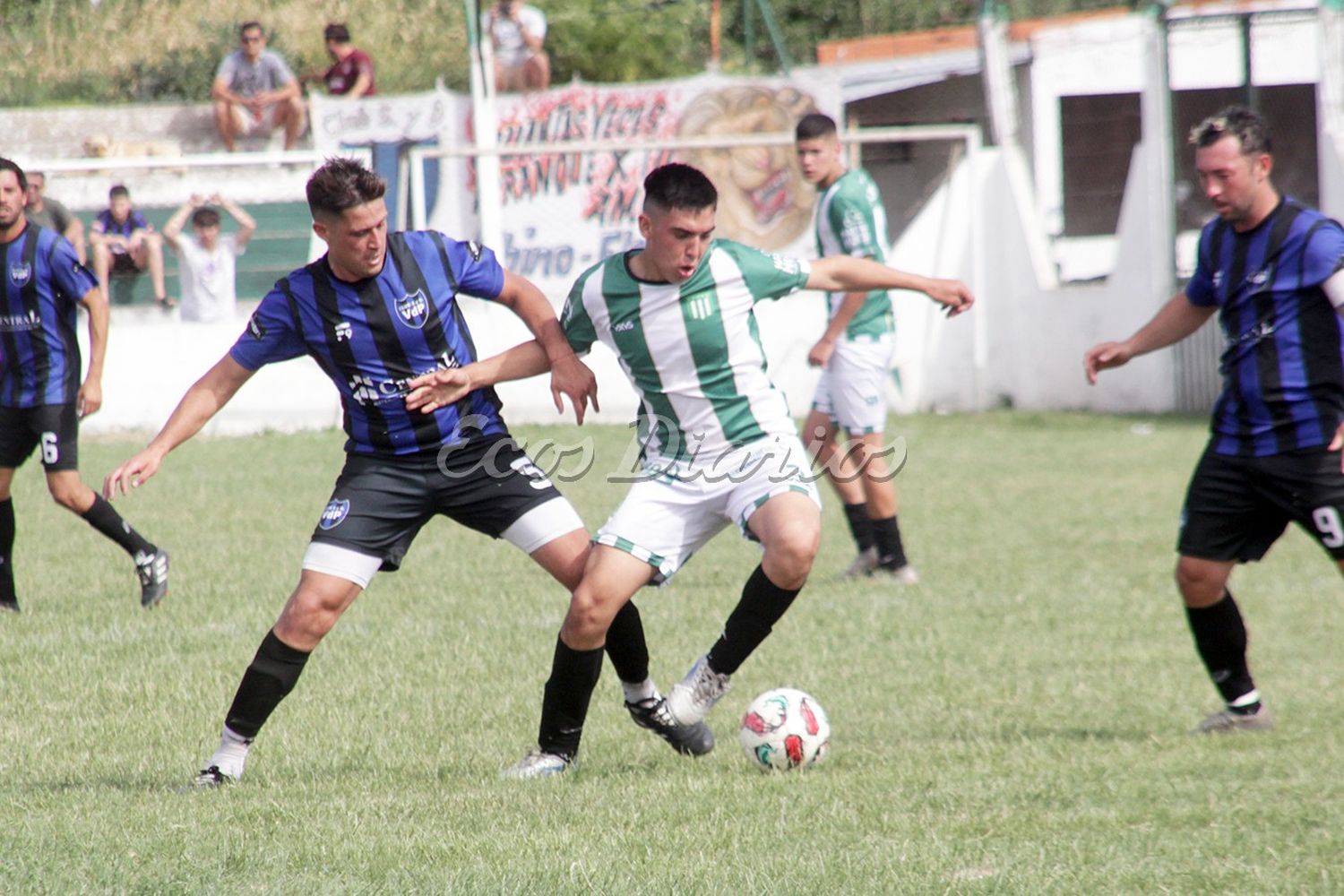 Lautaro Carrizo. Protege el balón ante la intensa marca de Matías Gonzalia