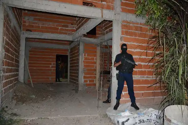 Armados y con un pitbull, intentaron evitar que su amigo fuera aprehendido