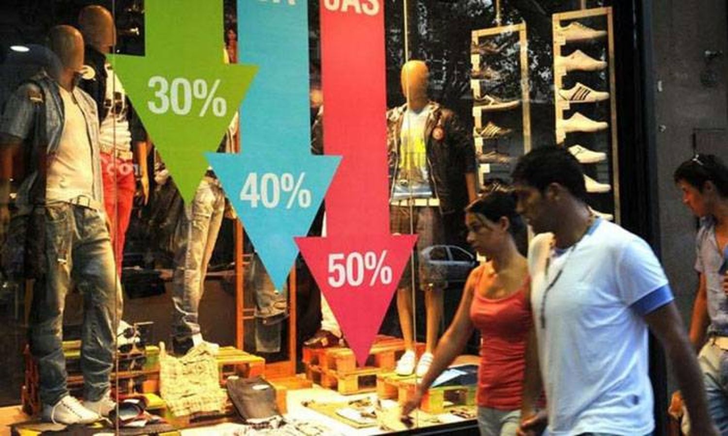 Caen las ventas minoristas y el año finalizó con un descenso del 21,4%