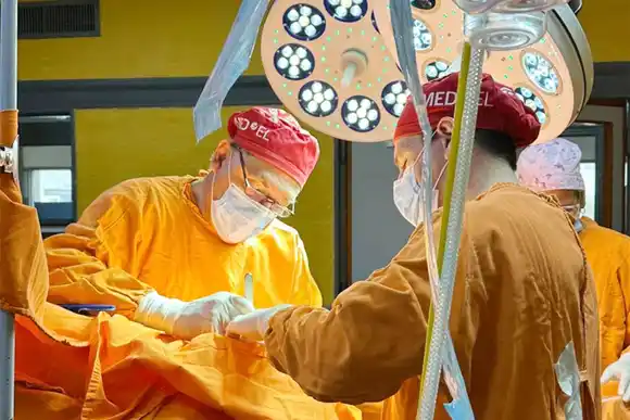 Otorrinolaringólogos del hospital San Roque realizaron una importante cirugía, luego de completar un programa formativo