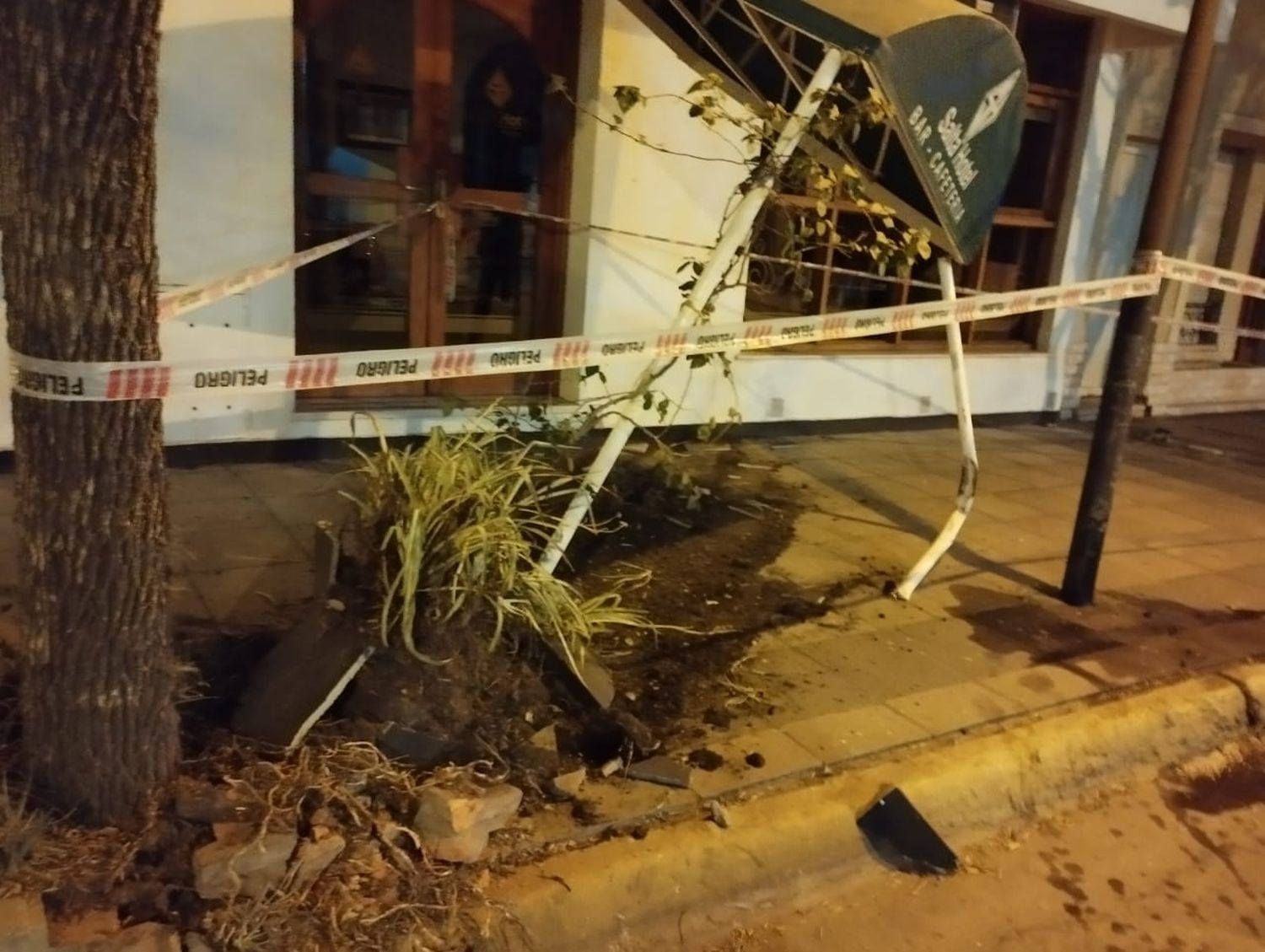 Venado Tuerto: perdió el control del auto y tumbó el toldo de un hotel