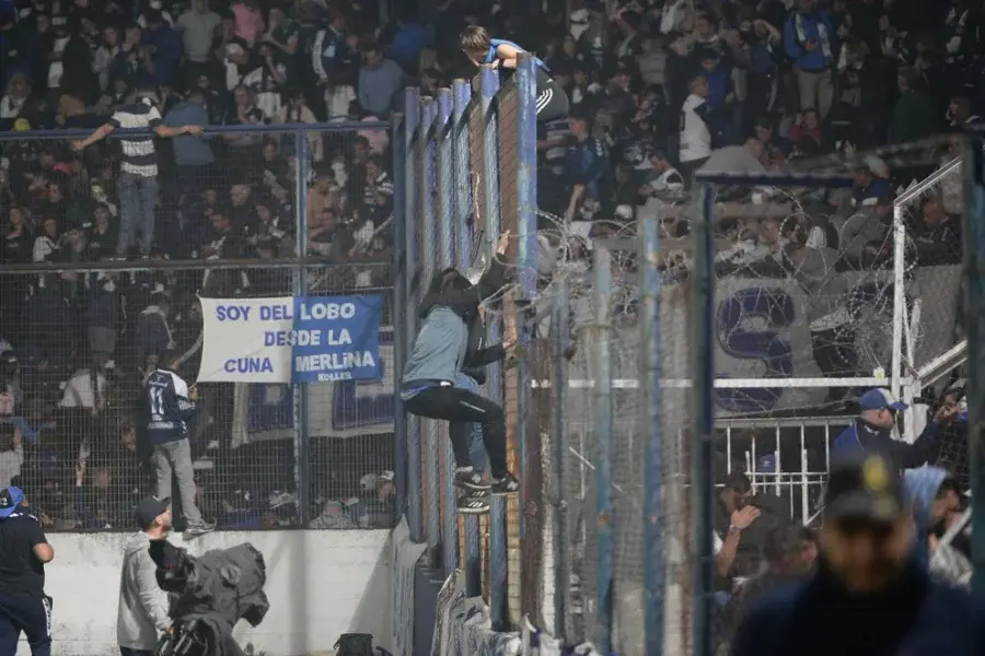 Por qué comenzaron los incidentes en Gimnasia vs. Boca: balas de goma, gases lacrimógenos y partido suspendido