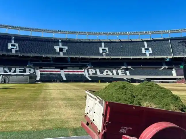El césped del Monumental se vio desmejorado.