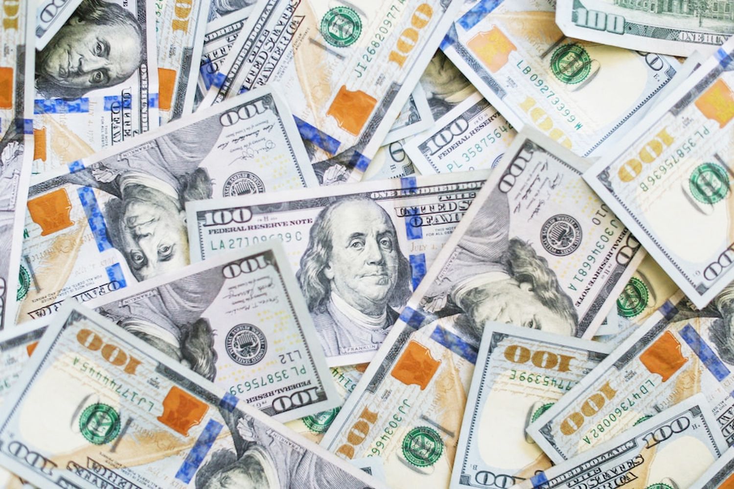Ofrecen dólar a $340  y encarecen importaciones