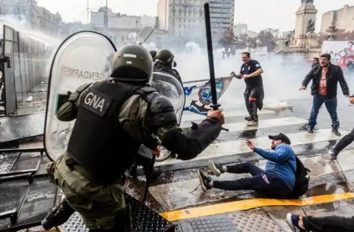 Con la consigna “Presos políticos, nunca más”, familiares de las 16 personas que continúan detenidas tras la marcha contra la Ley Bases.
