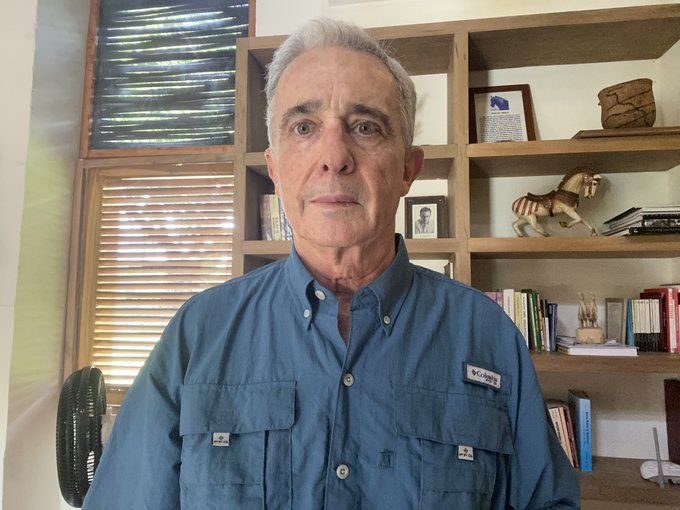 Fiscalía de Colombia pide dejar en libertad a Álvaro Uribe Vélez