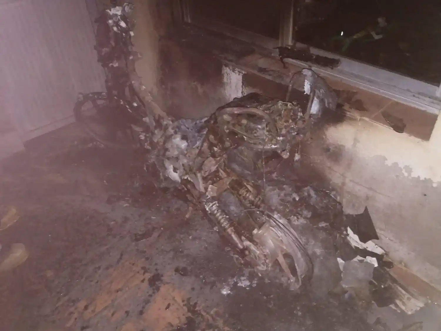 Una moto se incendió misteriosamente y causó destrozos en el interior de una casa