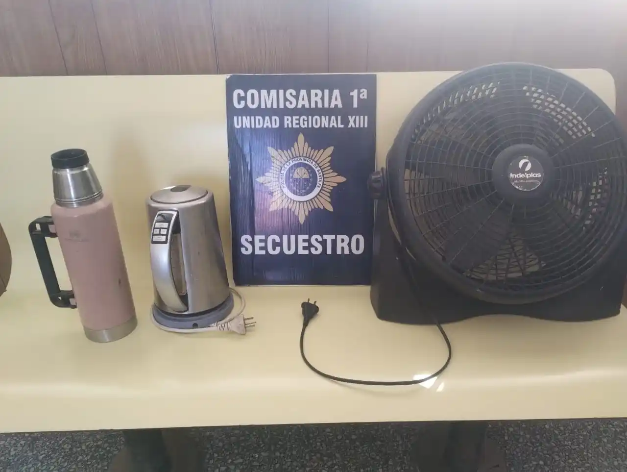 Forzaron una puerta y le robaron una pava y un termo: las cosas aparecieron en lo de un vecino