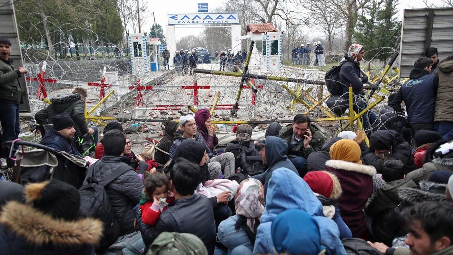 REFUGIADOS son obligados a cruzar desnudos río entre Grecia y Turquía