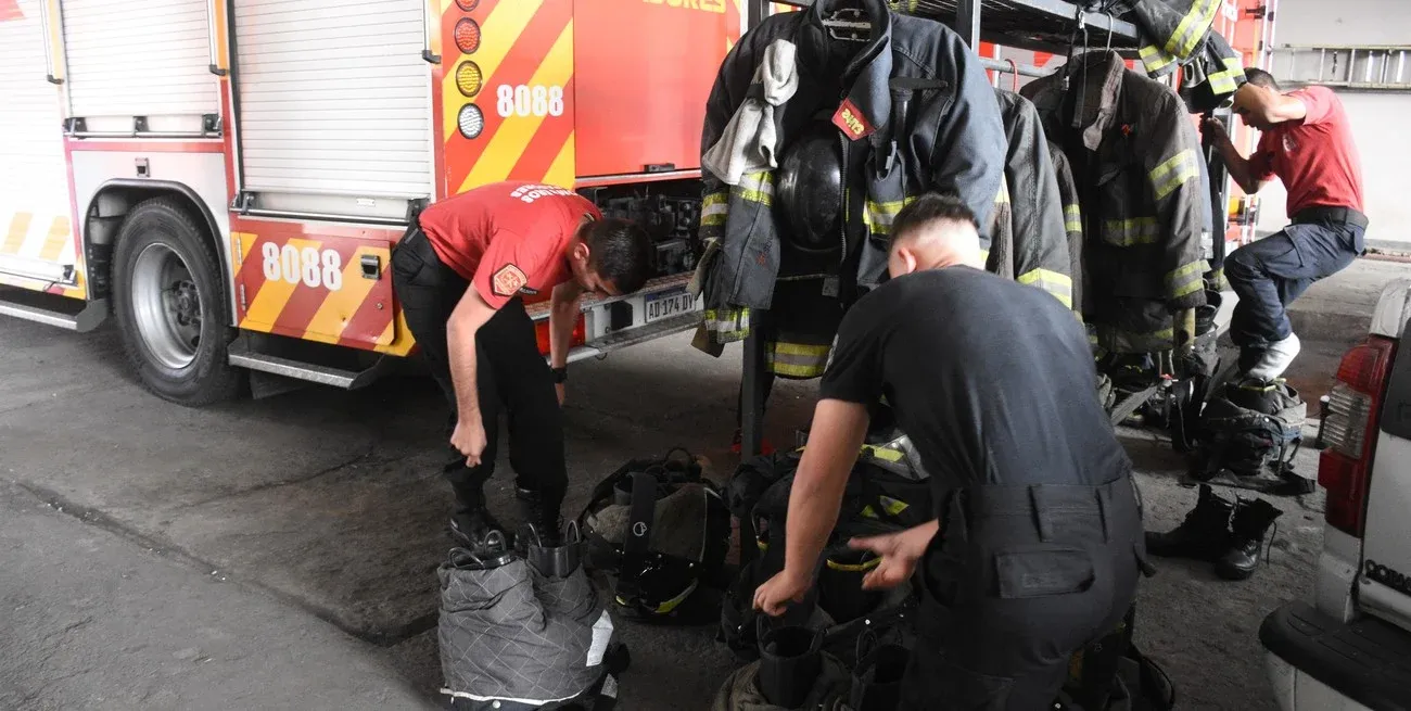 Una dotación de la Agrupación de Bomberos Zapadores se apresuró para intervenir y rescatar al herido. Crédito: Luis Cetraro