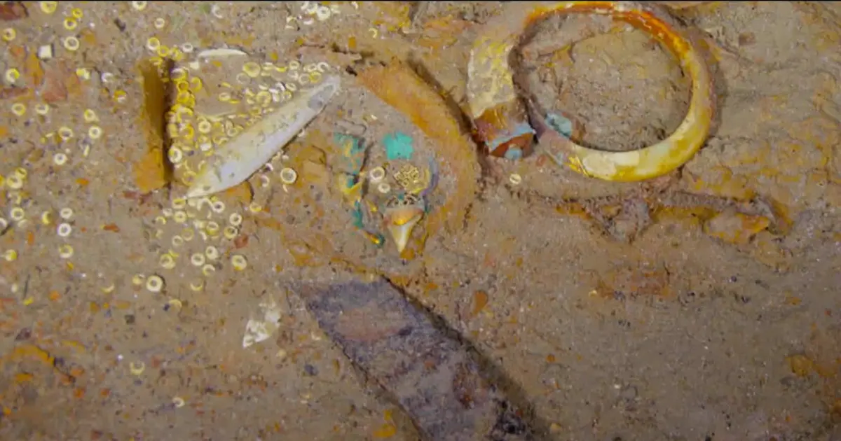 Un collar con un diente de megalodón hallado en los restos del Titanic