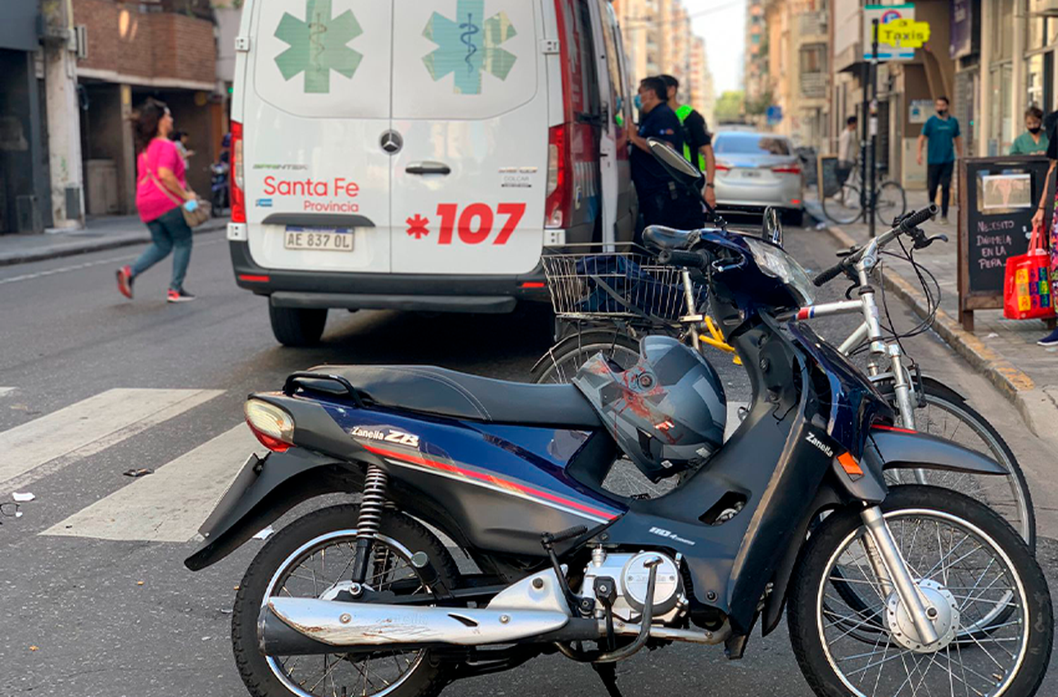 Dos motociclistas resultaron heridos tras un violento choque en el centro