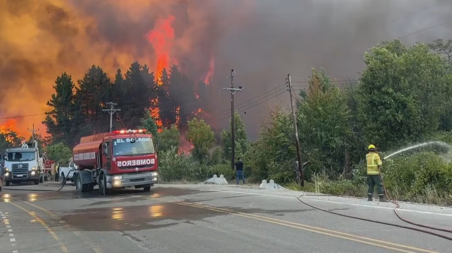 Bomberos combaten el incendio en el Bolsón