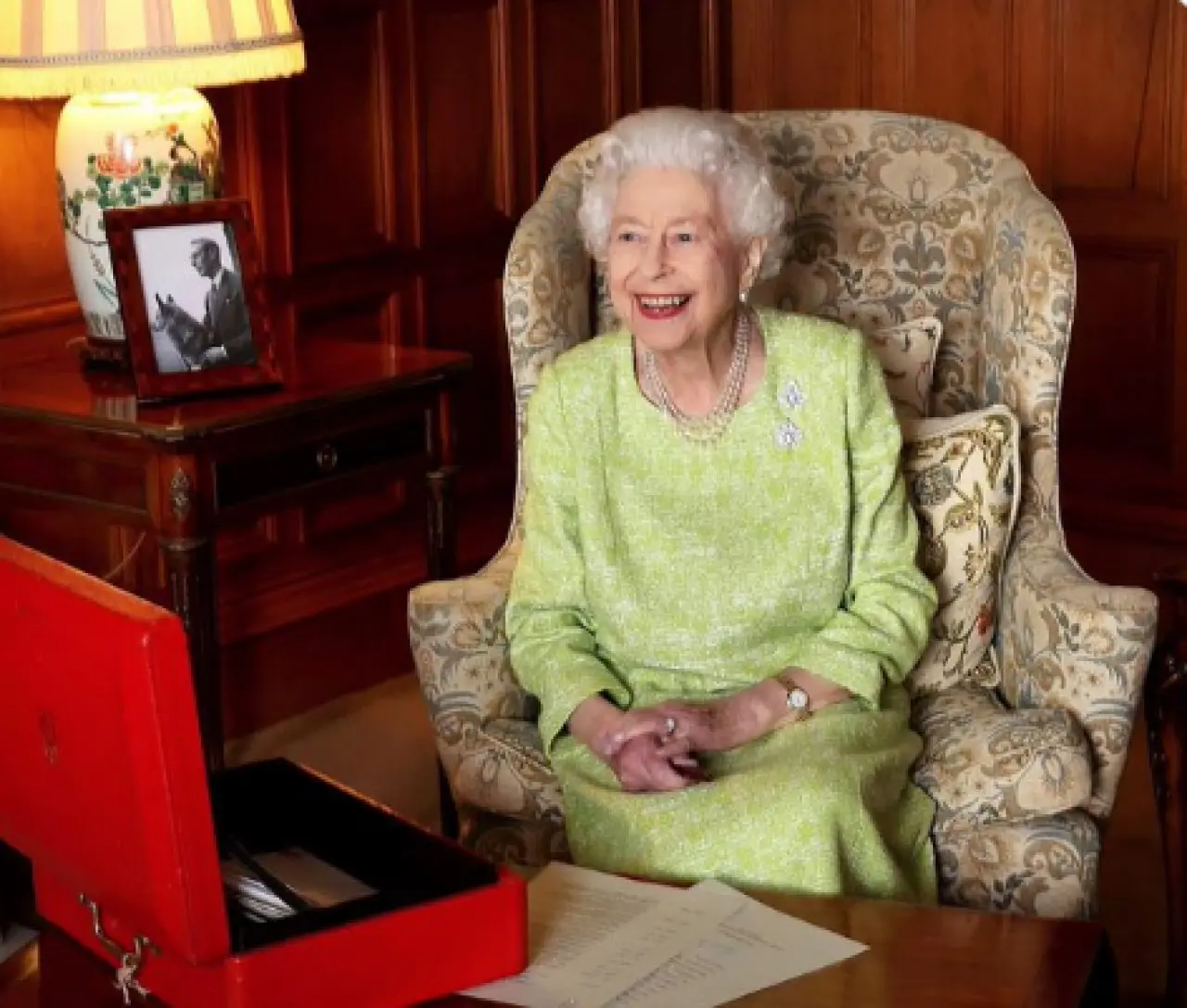 La reina Isabel dio positivo de coronavirus