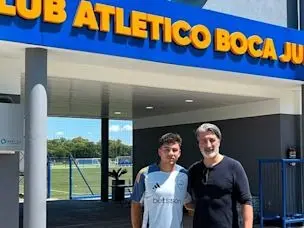 Lucas Blondel y el entrenador de la selección de Suiza, Murat Yakin.Foto:Ig