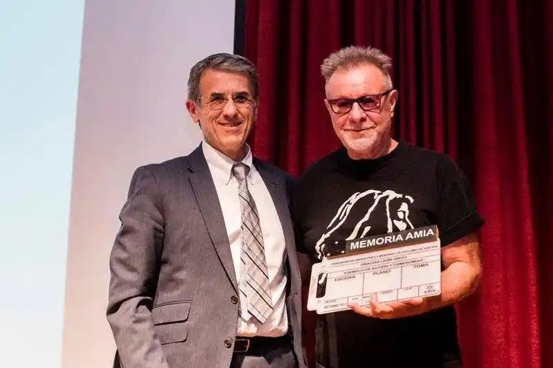 La AMIA reconoció a León Gieco