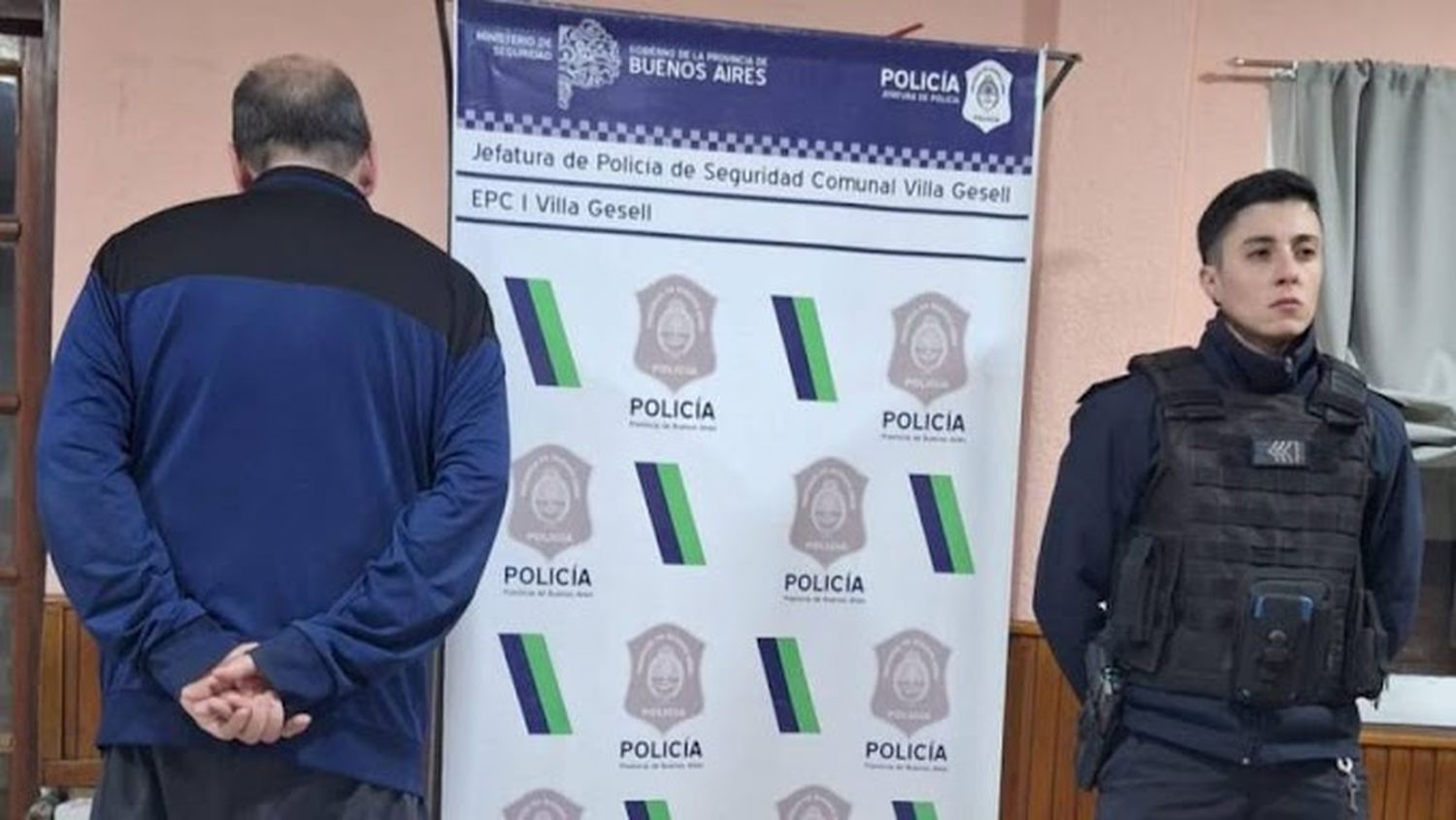 Un empresario que organizaba torneos de vóley en Villa Gesell fue detenido tras filmar a una nena de 10 años en el baño
