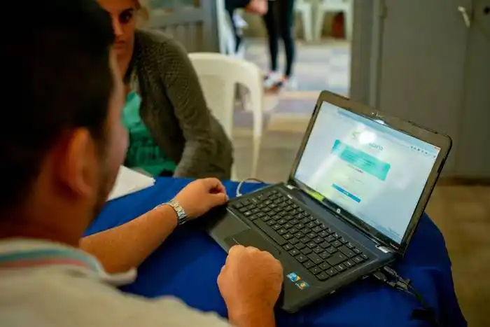 El Becario asesoró en una reunión virtual a estudiantes del nivel superior sobre la tramitación online 