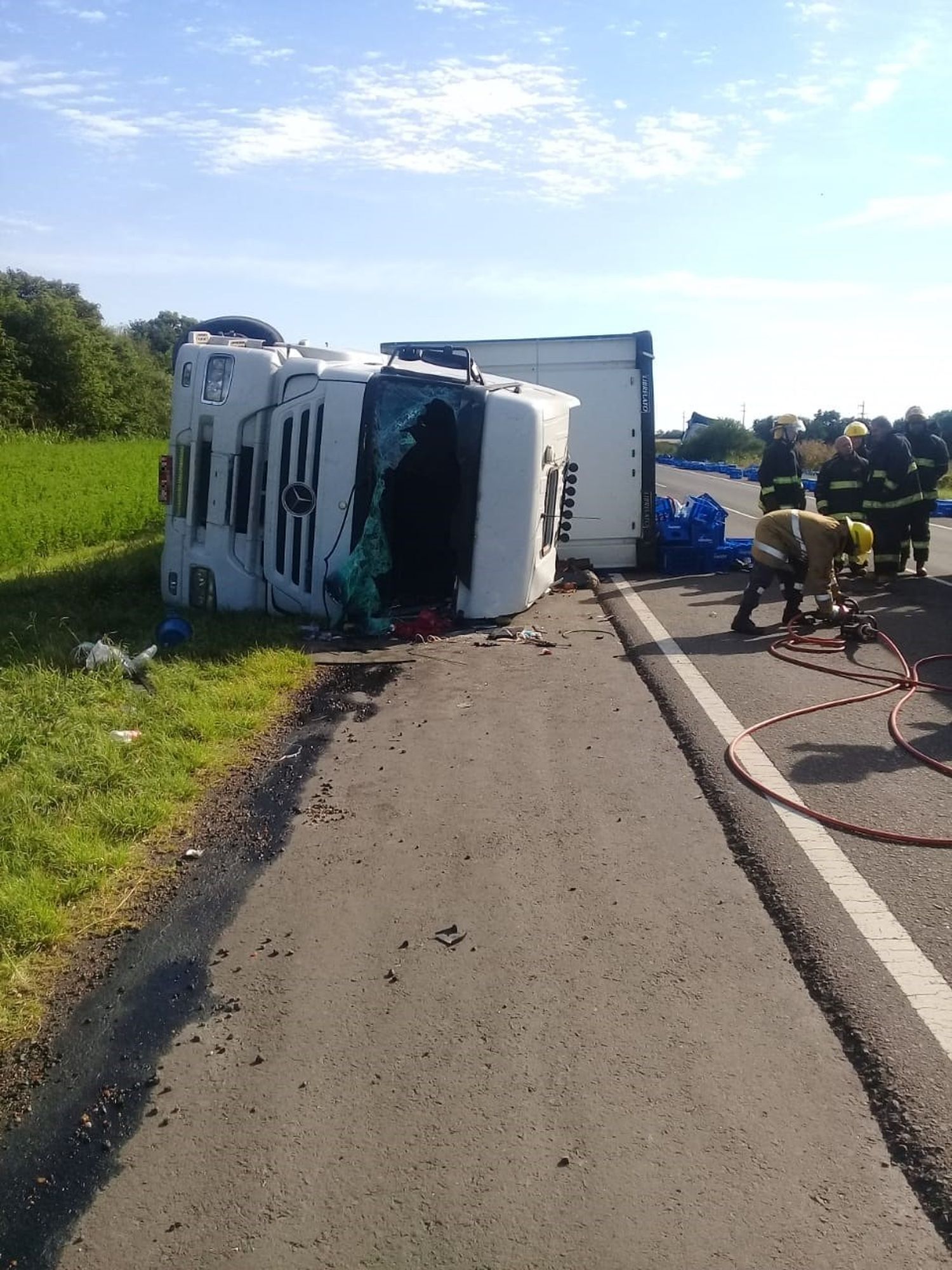 Una maniobra desatinada causó el vuelco de un camión sobre la ruta provincial Nº 26