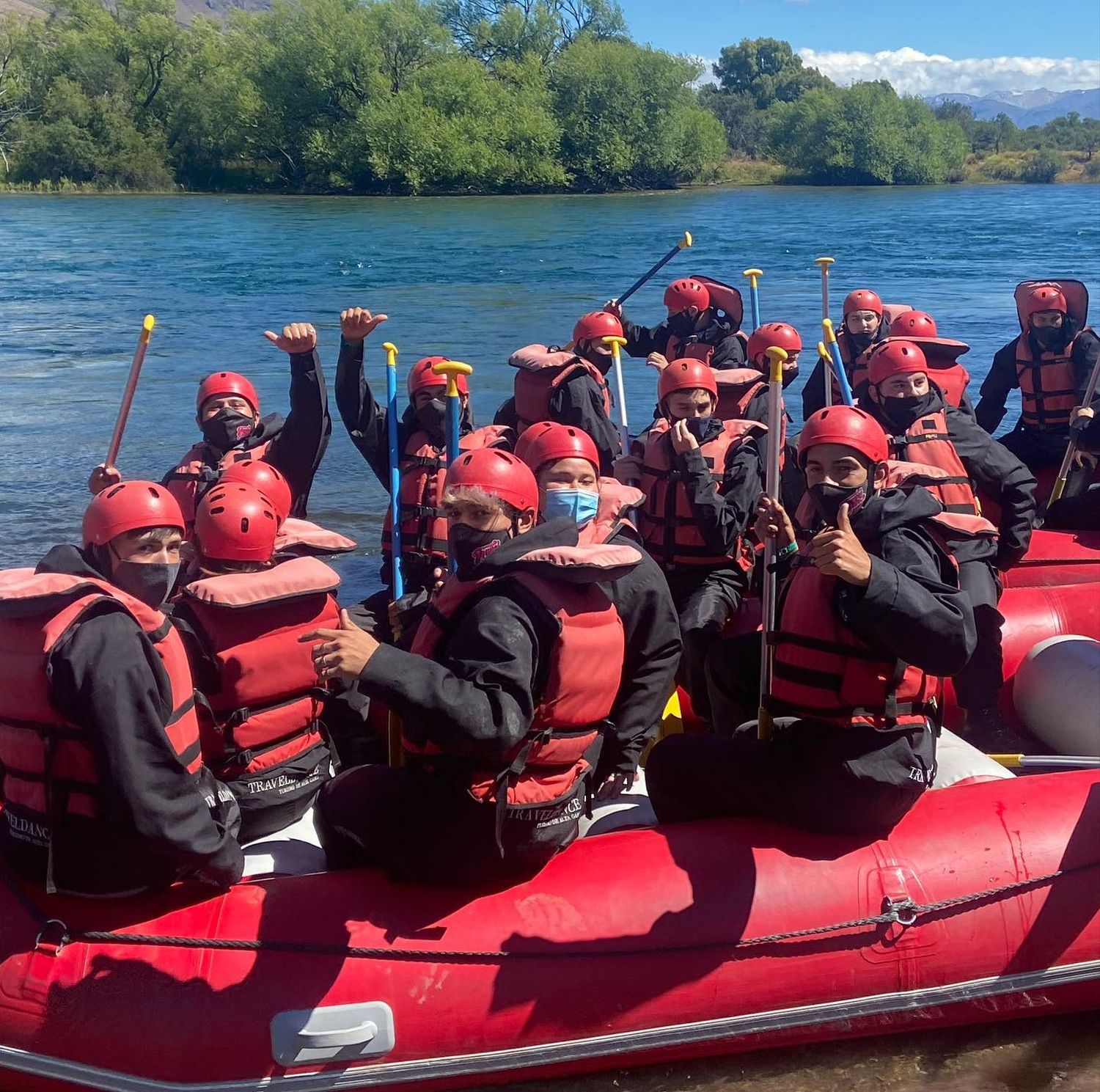 Primer grupo de egresados de San Pedro emprendió su viaje a Bariloche: Cómo fue la organización y cuál es el protocolo