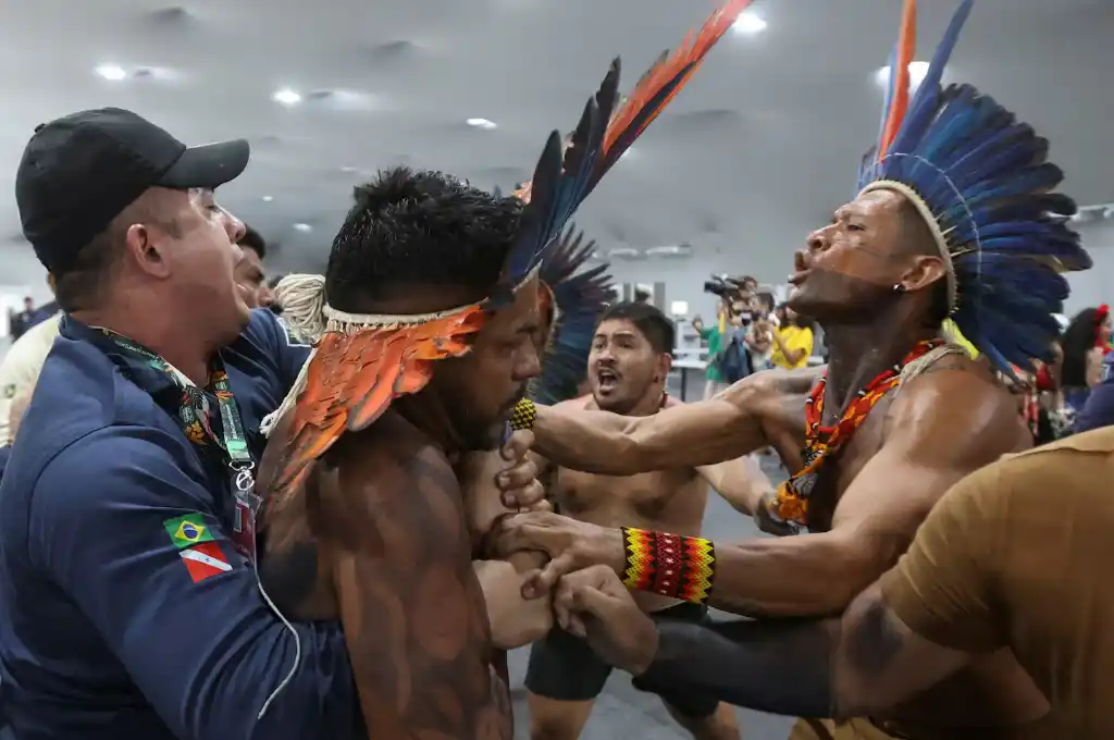 Manifestantes se enfrentaron con fuerzas de seguridad en un intento de ingresar a la sede de la COP30, en Belém. (Foto: REUTERS/Anderson Coelho)