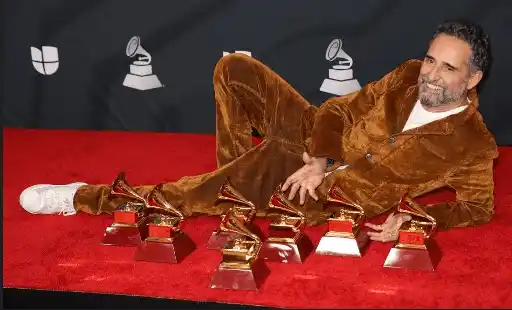 Jorge Drexler con sus premios. Foto AFP